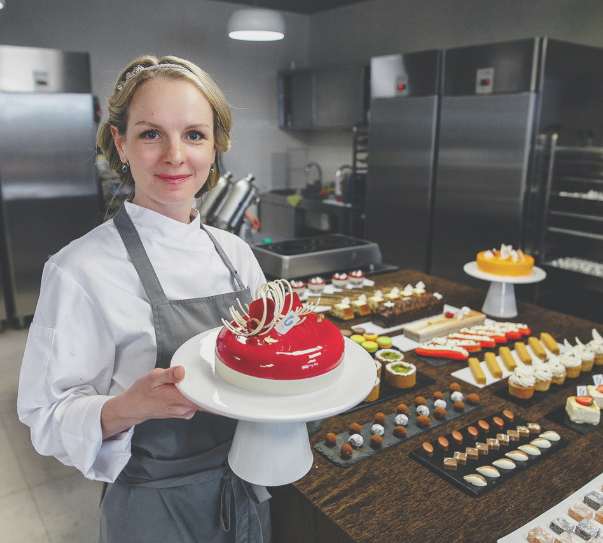 Девушка с тортом в руках